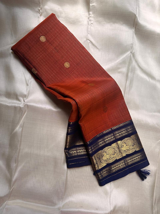 Rust Orange Sorgavasal Mayil – Pure Kanchipuram Silk Saree
Rust Orange Body with Petite Gold Zari Buttas ✨
Grand Navy Border with Sorgavasal mayil Peacock Motifs 🦚
Contrast Pallu in Rich Zari Weave 💫
Silk Mark Certified, delivery in 2 weeks