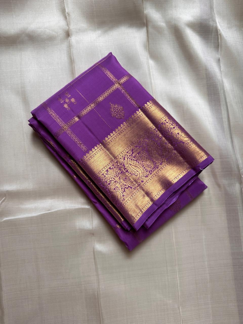 Nayaki ✨ — Lavender Pure Kanchipuram Silk Saree
With Zari Kattam Checks Across the Lustrous Body
Interspersed Floral Buttas in Gleaming Gold Zari
Majestic Peacock Motif Border in Heritage Weave
Grand Lavender Pallu with Rich Zari Brocade Artistry