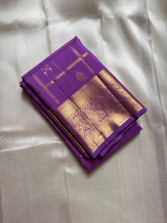 Nayaki ✨ — Lavender Pure Kanchipuram Silk Saree
With Zari Kattam Checks Across the Lustrous Body
Interspersed Floral Buttas in Gleaming Gold Zari
Majestic Peacock Motif Border in Heritage Weave
Grand Lavender Pallu with Rich Zari Brocade Artistry