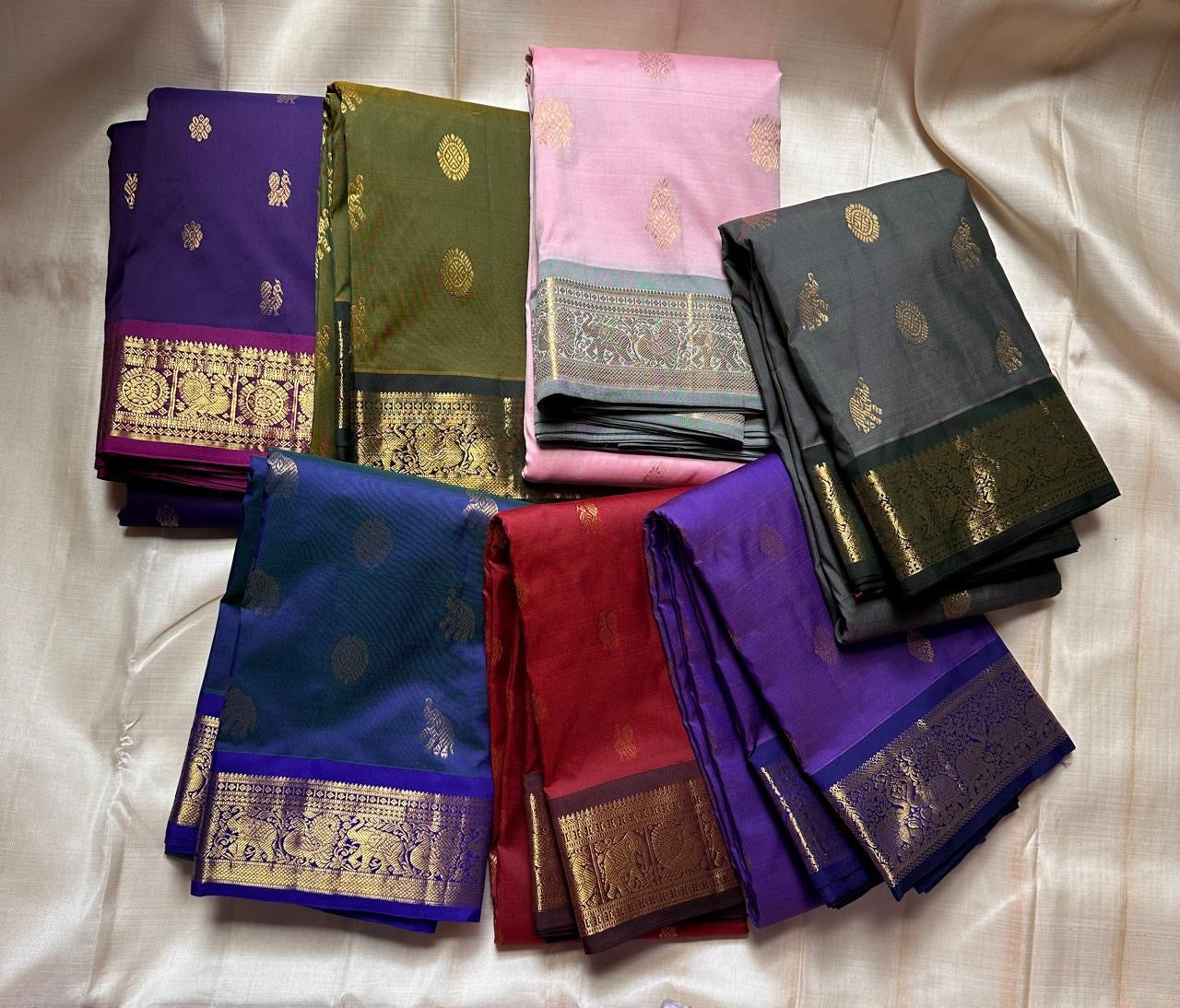 Charcoal Pachai Yaanai – Pure Korvai Kanchipuram Silk Saree
Charcoal grey body with gold zari yaanai & medallion buttas
Deep pachai korvai border with peacock & vine motifs; grand brocade pallu
Silk Mark Certified | Fall & Pico Done | ship in two weeks