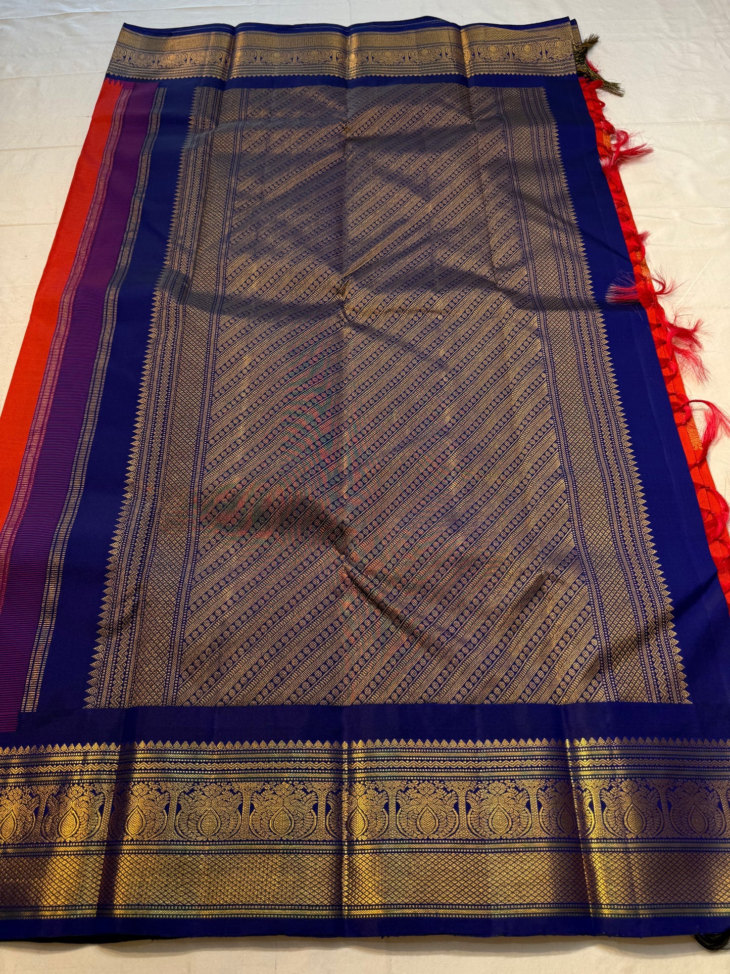 Tejaswini — Pure Kanchipuram Silk (Sindoor Red × Neelam Blue)
Korvai weave with swarna zari lotus borders and temple serrations
Grand neelam zari woven  pallu • Silk Mark Certified • Free Shipping USA
