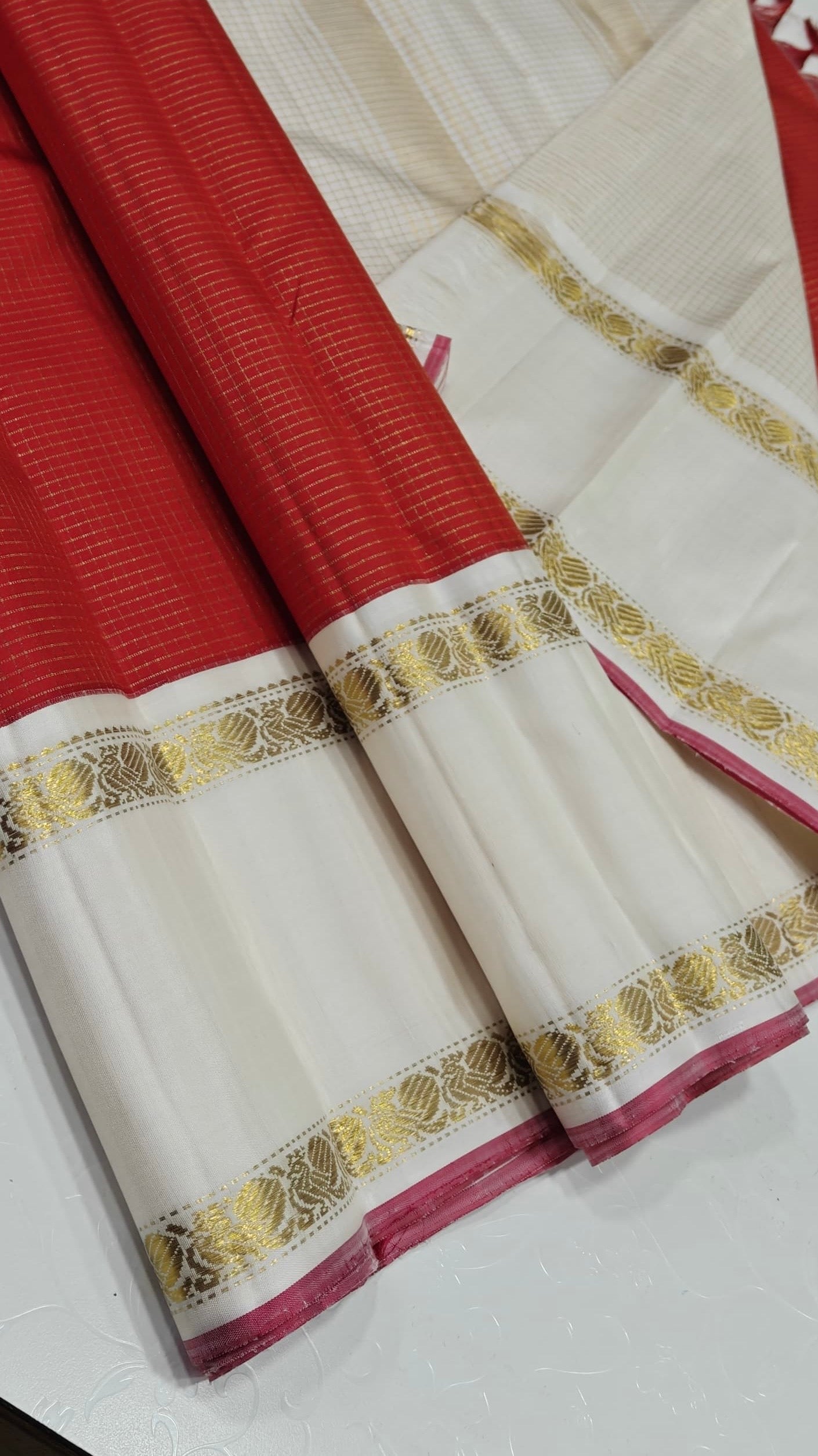 ✨ Swathi Shubram — Pure Kanchipuram Silk Saree
Vermillion red body with oosi-kattam pin checks, paired with ivory-gold borders and rose-pink selvedge
Silk Mark Certified • Free Shipping within USA • Ships in Two Weeks •