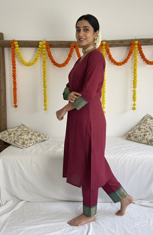 Vanappu — Red & Aqua — Sungudi Zari Kattam Kurti Set
Brick Red Handspun Cotton with Aqua Zari Mayil Border ✨ • Fully Lined with pure cotton • Free USA Shipping • ready to ship ✅