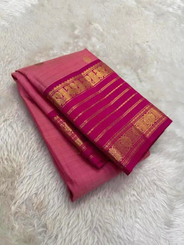 “Roja” Petal Pink Kanchipuram Pure Silk Saree
Peacock & Floral Zari Buttas on Body
Raspberry Pink Varisaipet Border with Ornate Kamalam Gorgeous Grid Pattern Zari Pallu
