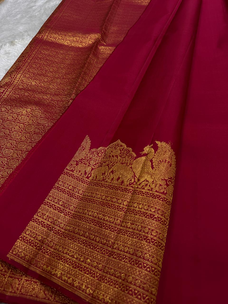 Rose Vermillion – Pure Kanchipuram Silk Saree
Reddish-Pink Body with Petite Gold Zari Buttas ✨
Regal Zari Border with Elephant & Peacock Motifs
Grand Rose Vermillion Pallu with Brocade Lattice

Silk Mark Certified, delivery in 2 weeks