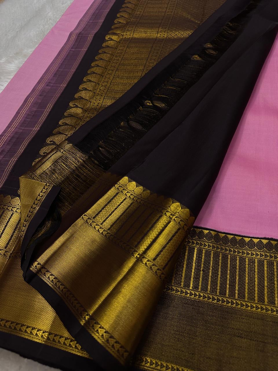Roja Sonaroopa – Pure Kanchipuram Silk Saree
Blush Pink Body with Gold & Silver Paisley Buttas
Ebony Korvai Border with Temple Pillar Zari Design
Antique Gold Brocade Pallu with Grand Detailing

Silk Mark Certified, delivery in 2 weeks
