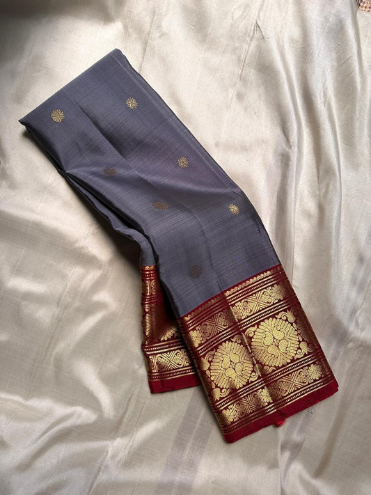 Aarohi – Ash Grey Pure Silk Kanchipuram Saree
Featuring a vibrant vermillion maroon red border and pallu.
Adorned with traditional mullai seer and intricate zari motifs.
A perfect blend of subtle elegance and festive vibrance.