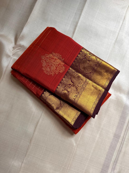 Rust Orange Chakram — Korvai Kanchipuram (Pure Silk)

Deep Aubergine Contrast Border & Diamond-Jaal Pallu

Peacock–Mango (Mayil–Mankolam) Zari Panels • Temple Edging

Handloom • Running Contrast Blouse with Zari Border

Silk Mark Certified • Ships in Two