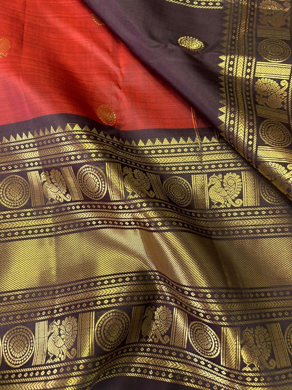 Aruna Mayil – Pure Korvai Kanchipuram Silk Saree

Brick red body with zari rosette buttas

Grand coffee-brown korvai border & pallu with peacock panels, medallions & temple teeth in rich gold zari

Silk Mark Certified | Blouse Piece Included | Fall & Pico