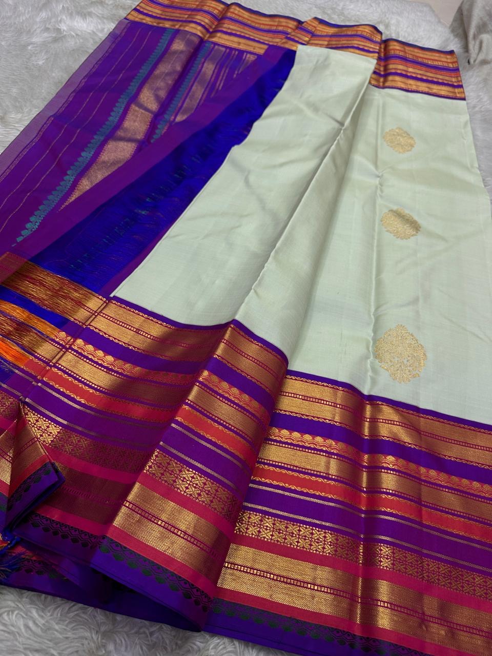 Kumari ✨ – Pastel Sage Green Kanchipuram Pure Silk Saree
with Delicate Golden Floral Buttas 🌸
Purple–Red Korvai Varisaipet Zari Border
Grand Purple Pallu with Stripes & Floral Vines
An Heirloom of Grace, Heritage & Festive Splendor
