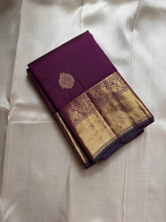 Purple Vairaoosi – Pure Kanchipuram Silk Saree
Classic purple body woven in the timeless Vairaoosi pinstripe technique ✨
Grand antique-gold korvai borders with rosettes & chevron weave. Silk Mark Certified, delivery in 2 weeks