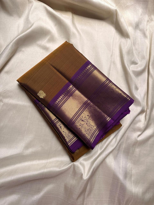 Ponvandu & Purple Butta — Pure Kanchipuram Silk Saree
Antique mustard body with gold zari buttas & rich purple borders
Peacock-woven zari motifs and temple serrations across the grand pallu
Silk Mark Certified • Free Shipping within USA • Ships in Two Wee