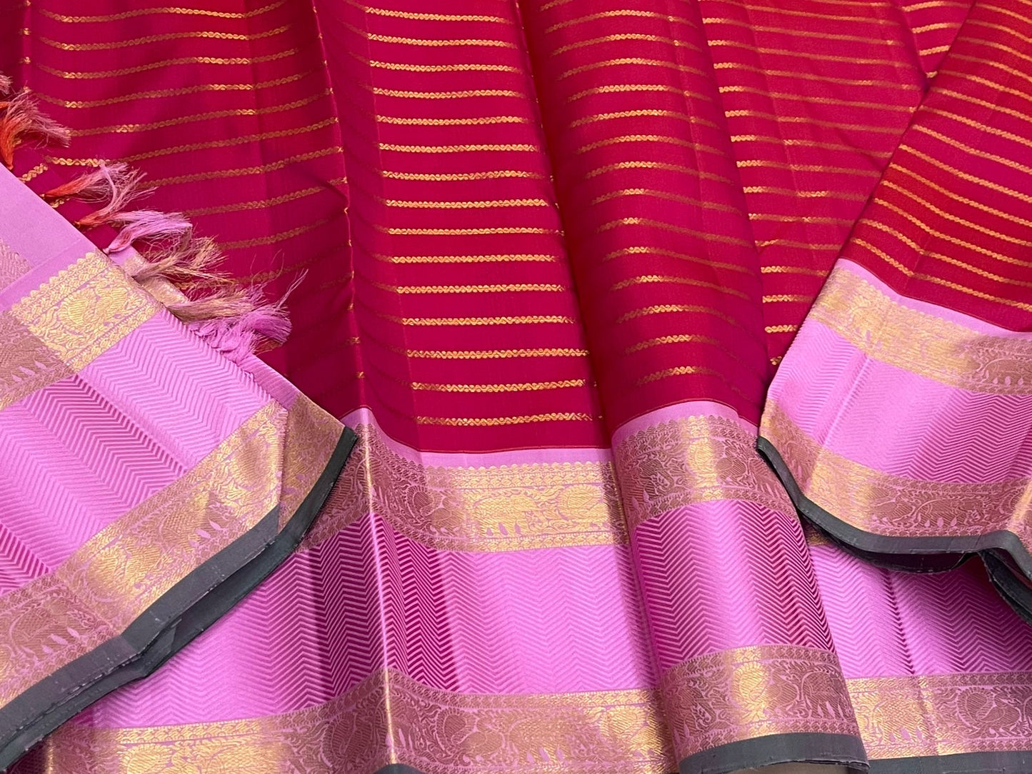 Peony Sringara Velthari — Pure Kanchipuram Silk Saree
Rani magenta body with gold velthari stripes and peony-pink chevron zari border
Silk Mark Certified • Free Shipping within USA • Ships in Two Weeks ✅