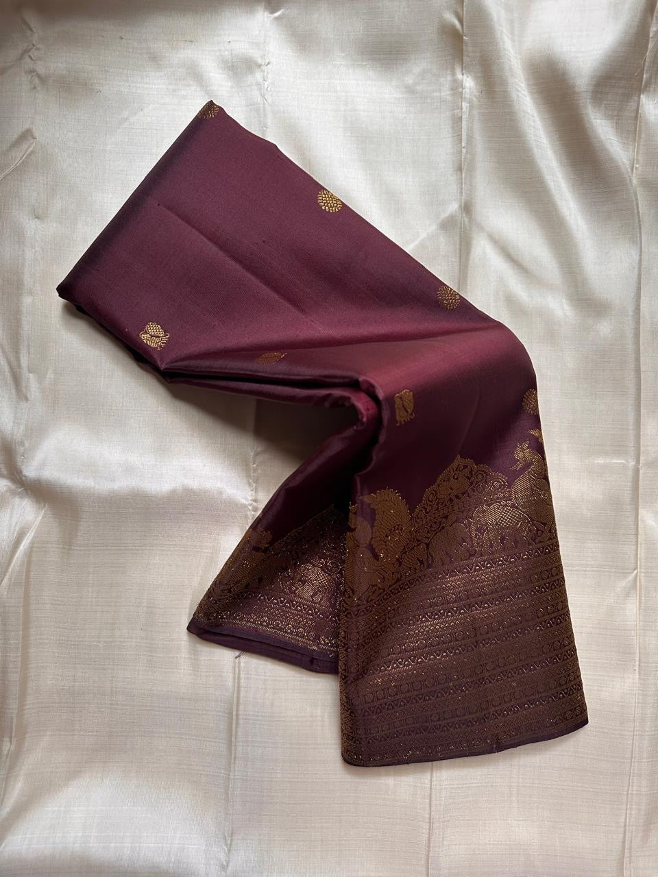Svaroopam Violet
Regal Violet Kanchipuram Silk Saree
Antique Gold Zari-Woven Temple Grandeur
