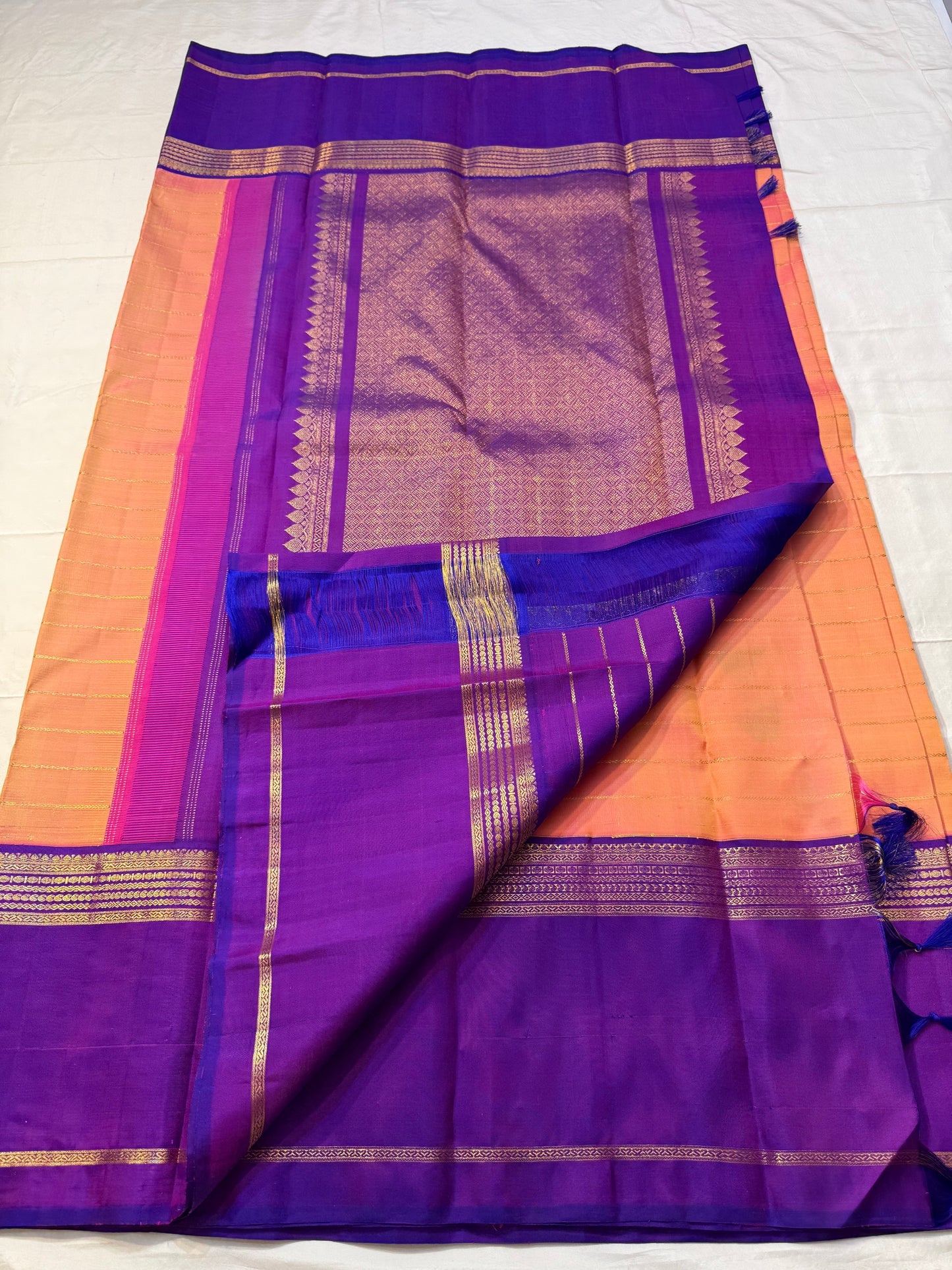 Sunset Veldhari — Pure Silk Kanchipuram Saree
Apricot-orange body with gold zari varisai lines and deep violet korvai borders ✨
Silk Mark Certified ✅ • Ships in 1 Week ✅ • Free Shipping within USA 🇺🇸