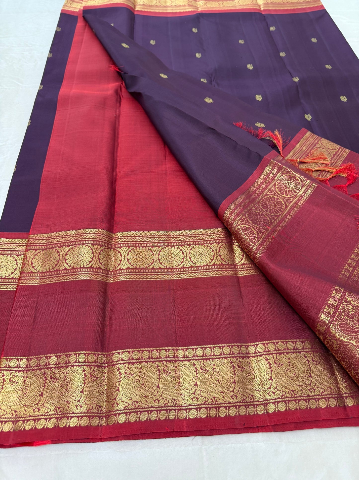 Vennela – Deep Jamun Kanchipuram Silk Saree with Retta Pet Border & Araimaadam Pallu
Luxurious deep jamun silk body adorned with gold zari mayil buttas.
Retta pet border with kamalam and mayil motifs woven in rich zari.
Araimaadam pallu featuring mayilpet