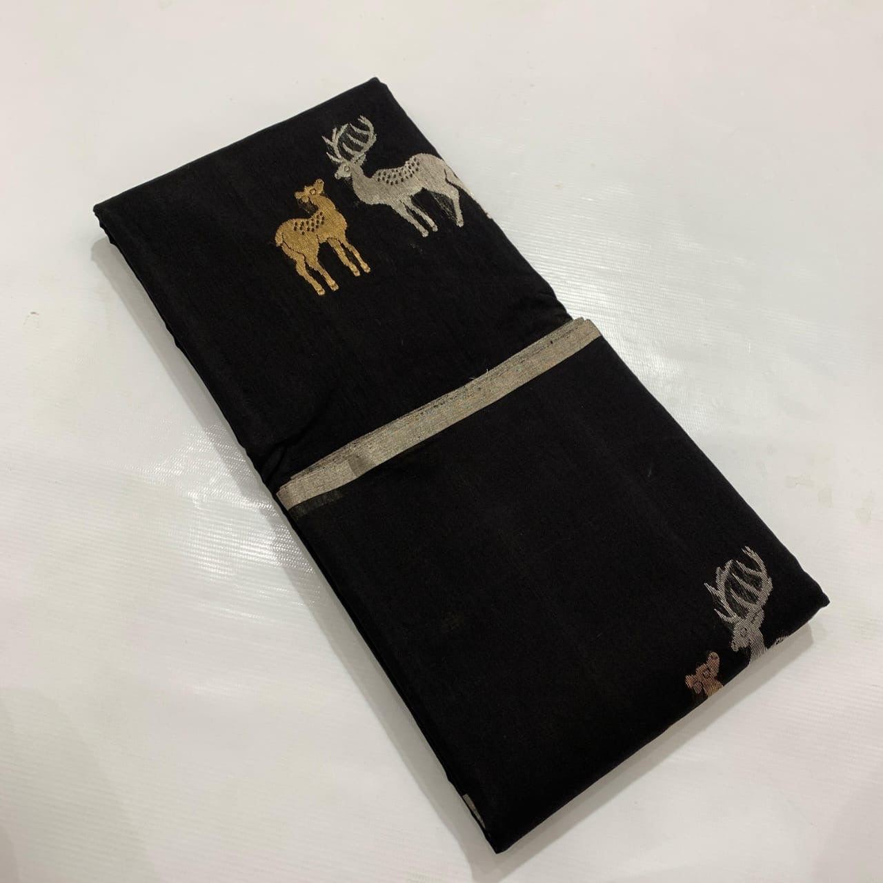 Pure Silk Chanderi – Black with Stag Motifs & Silver Tissue Pallu
Handwoven black silk Chanderi with gold & silver stag buttas, sleek silver border, and shimmering tissue pallu ✨
Silk Mark Certified • Fall & Pico Done • Blouse Stitching Available ($30) •