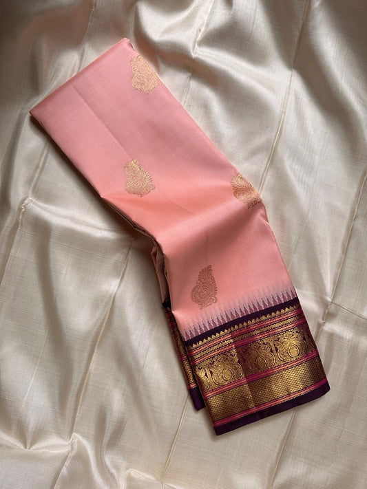 Mohana peach 🌸✨ – Graceful Peach Pure Kanchipuram Silk Saree with Handwoven Zari Peacocks 🦚, Deep Purple Peacock Border 💜🦚, Pillayar Moggu Detailing 🌺, & Intricately Woven Grid Zari Pallu 🎀💛