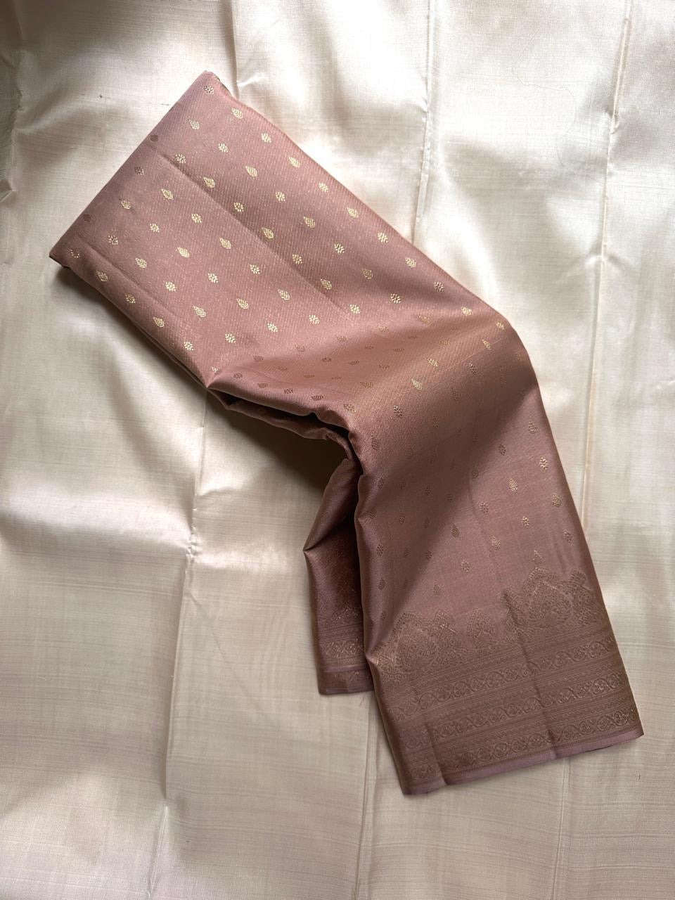 Kemp Kanchi – Mauve Gold | Pure Kanchipuram Silk Saree
Mauve–Dusty Rose Body with Gold Leaf Buttas & Temple Zari Borders
Silk Mark Certified • Free Shipping Within USA • Ships in Two Weeks