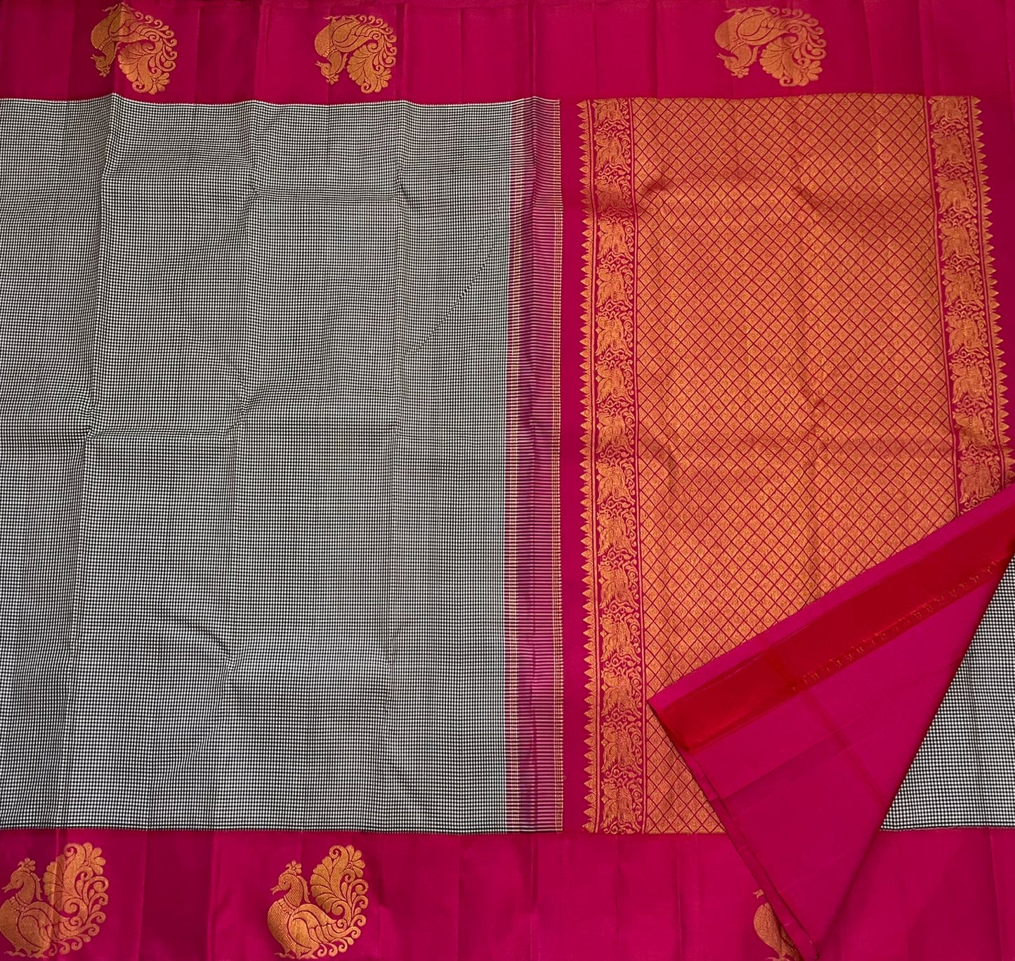 Aaradhana Kattam — Pure Kanchipuram Silk Saree (Black & White × Rani Pink)
Classic black-and-white micro checks with rich rani-pink korvai borders and zari peacock motifs
Silk Mark Certified • Fall & Pico Done • Blouse Stitching Available ($30) • Free Shi