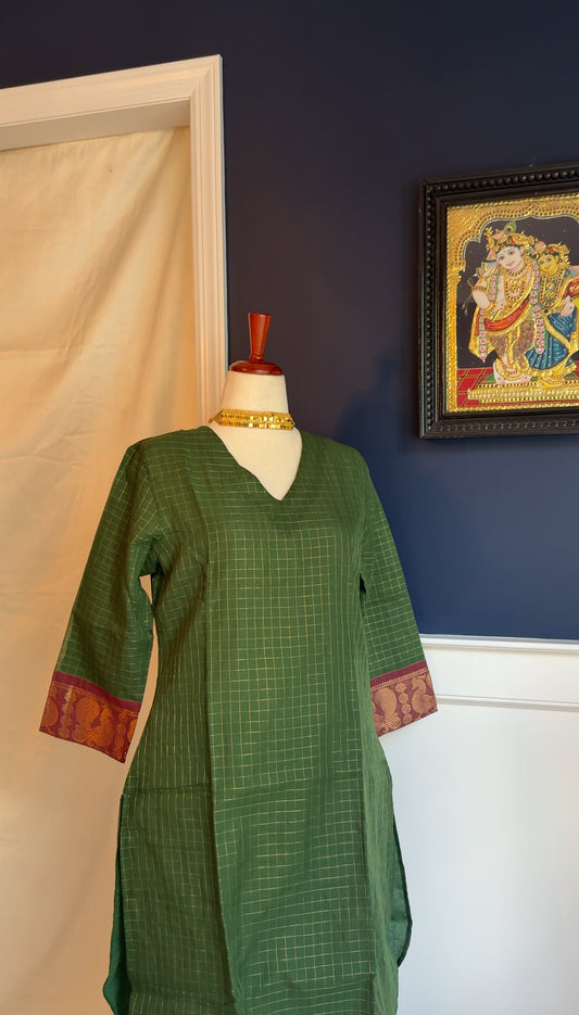 Vanappu — Green & Red Sungudi Zari Kattam Kurti Set
Forest-Green Handspun Cotton with Ruby-Red Zari Mayil Borders & Kattam Checks ✨
Handwoven in Madurai • Fully Lined • Free USA Shipping • Ready to Ship ✅