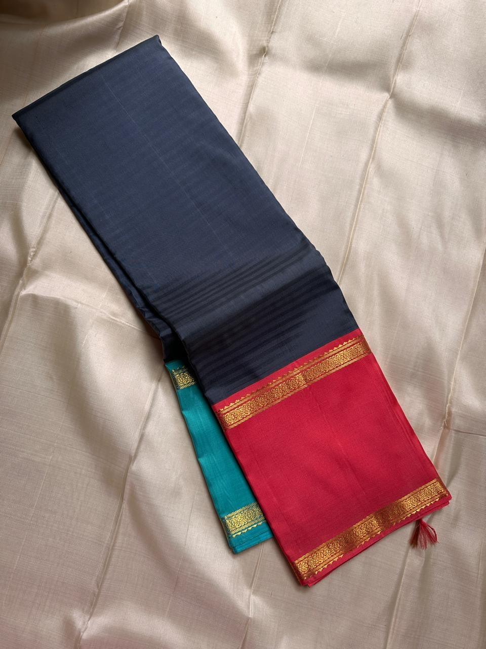 Yamini – Navy Blue Pure Silk Kanchipuram Saree with Ganga Jamuna rettapet Zari Borders
Bold and elegant, Yamini is a handwoven pure silk saree featuring a rich navy blue body with subtle thread detailing, beautiful seer Pallu