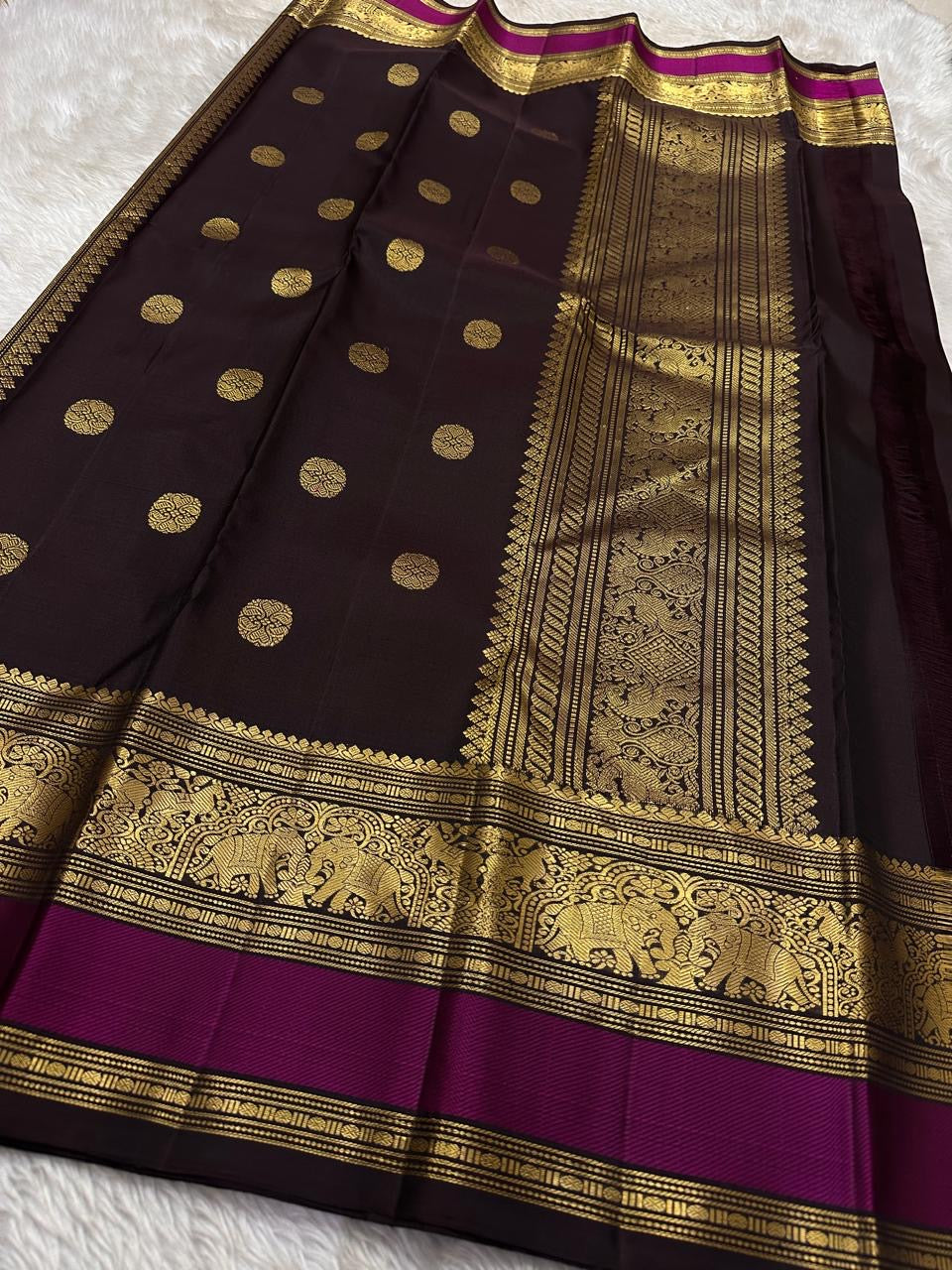 Manjal Jamuna – Pure Kanchipuram Silk Saree
Turmeric glow, softly lit in silk.
Ashwa buttas dance across the body.
Jamuna korvai with regal deer butta .

Silk Mark Certified, delivery in 2 weeks