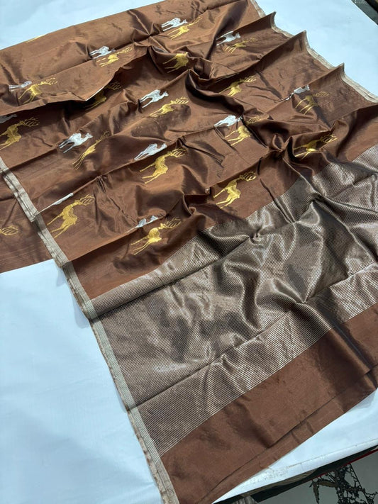 Pure Silk Chanderi – Cocoa Brown with Gold & Silver Stag Motifs
Handwoven Elegance with Subtle Tissue Pallu ✨
Silk Mark Certified • Free Shipping within USA • Ships in Two Weeks