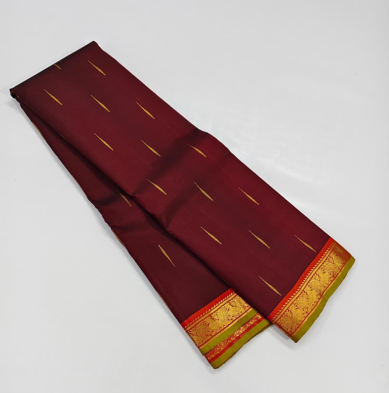 Mullai Moggu Arakku — Pure Kanchipuram Silk Saree
Deep arakku-maroon body with mullai bud zari buttas & antique-gold border with green selvedge
Elegant zari pallu • Silk Mark Certified • Free Shipping within USA • Ships in Two Weeks