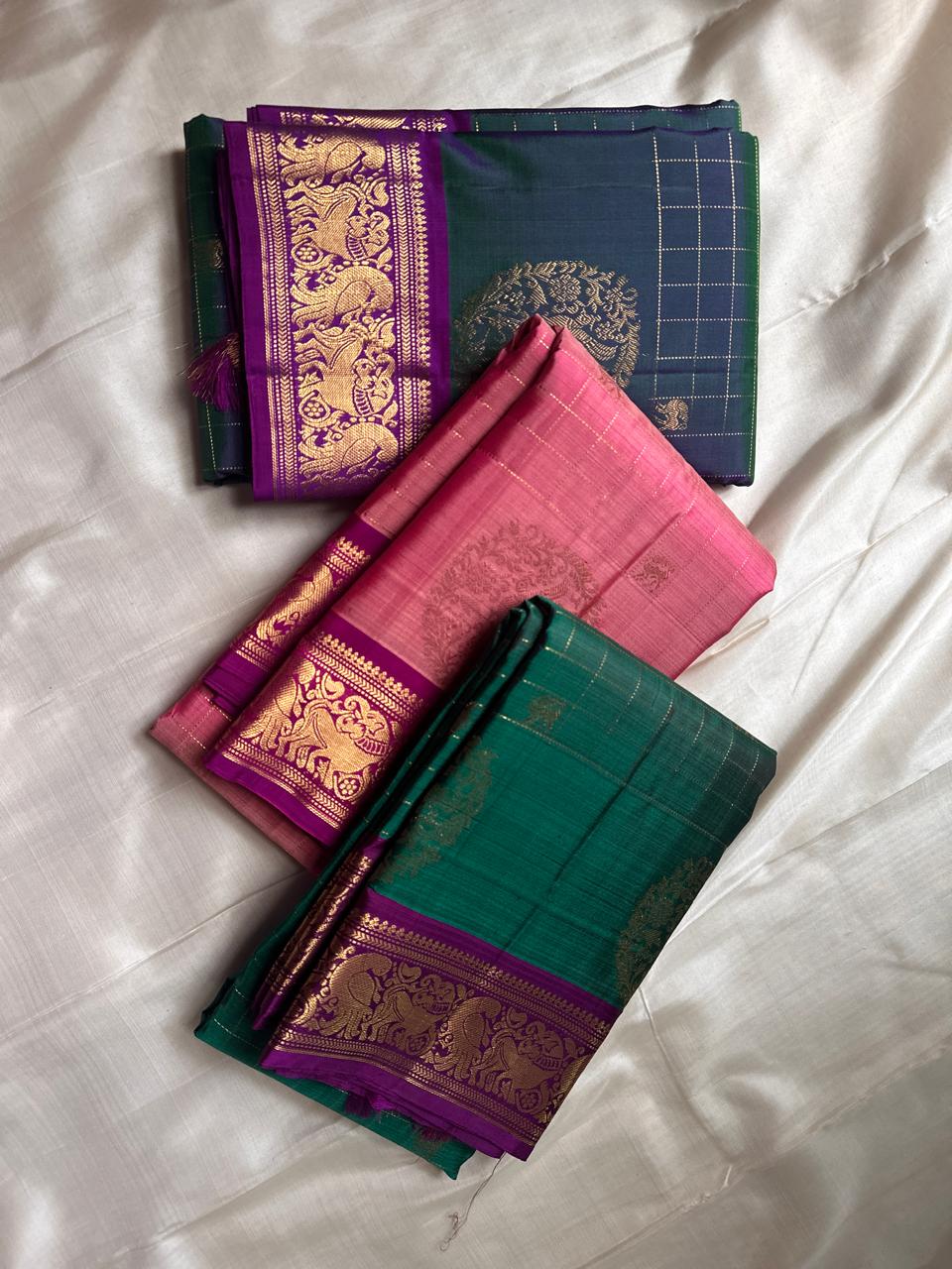 Pachai Sorgavasal Kili — Zari Kattam | Pure Kanchipuram Silk ✨
Emerald-green body with zari kattam checks, kili buttas & grand medallions 💚
Silk Mark Certified • Free Shipping within USA • Ships in Two Weeks ✅