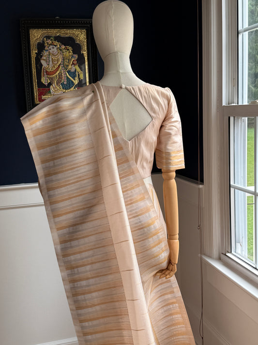 Banarasi Silk Tissue Saree Feat. Double Antique Gold & Silver Borders, Subtle Golden Lines all over  the Body, & Mullai Moggu Pallu with Temple Border.
Lightweight, Soft, Comfortable with a Soft Antique Gold Sheen. Ideal for onam & all festivities 🎉