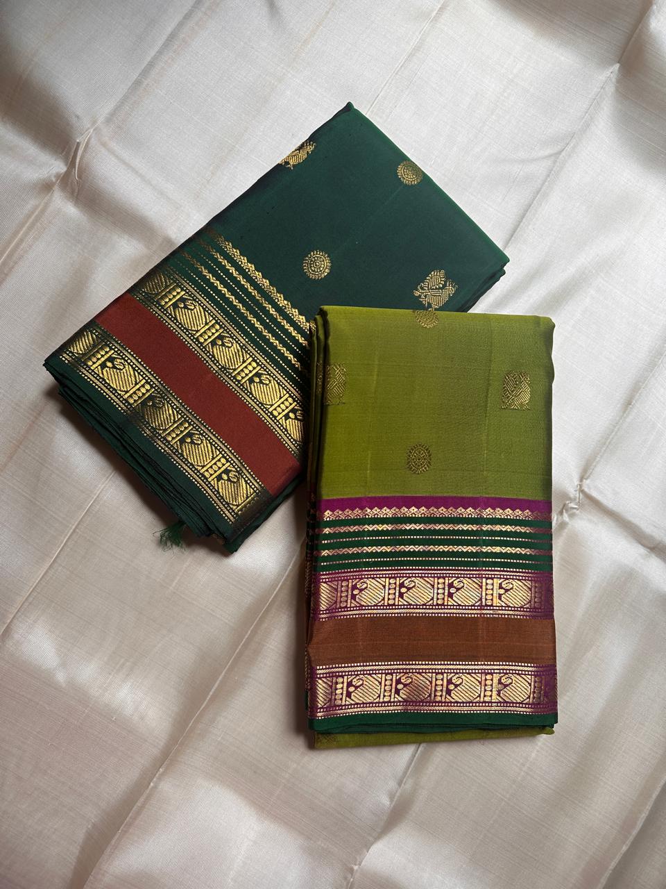 Minnal ✨ – Forest Green Kanchipuram Pure Silk Saree
with Radiant Gold Coin Buttas 🌸
Rust Korvai Varisaipet Zari Border
Grand Green Pallu with Gold Stripes & Panels