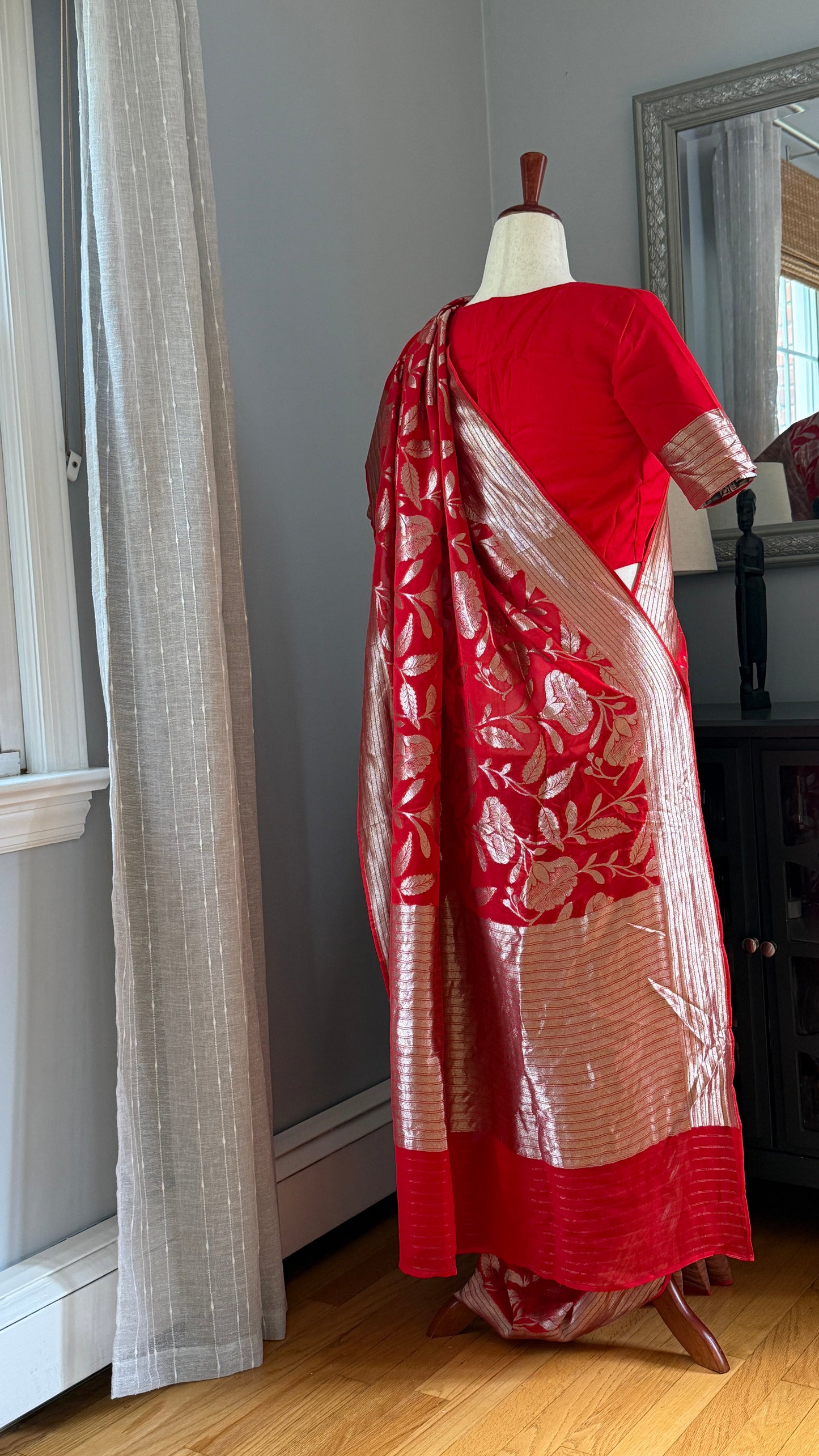 Radiant Red Banarasi Elegance ✨
With Gold Zari Floral Jaal & Striped Body 🌸
A Lustrous Semi-Georgette Weave 💫
Lightweight, Graceful & Timelessly Festive 🎉
| Ready to Ship ✅