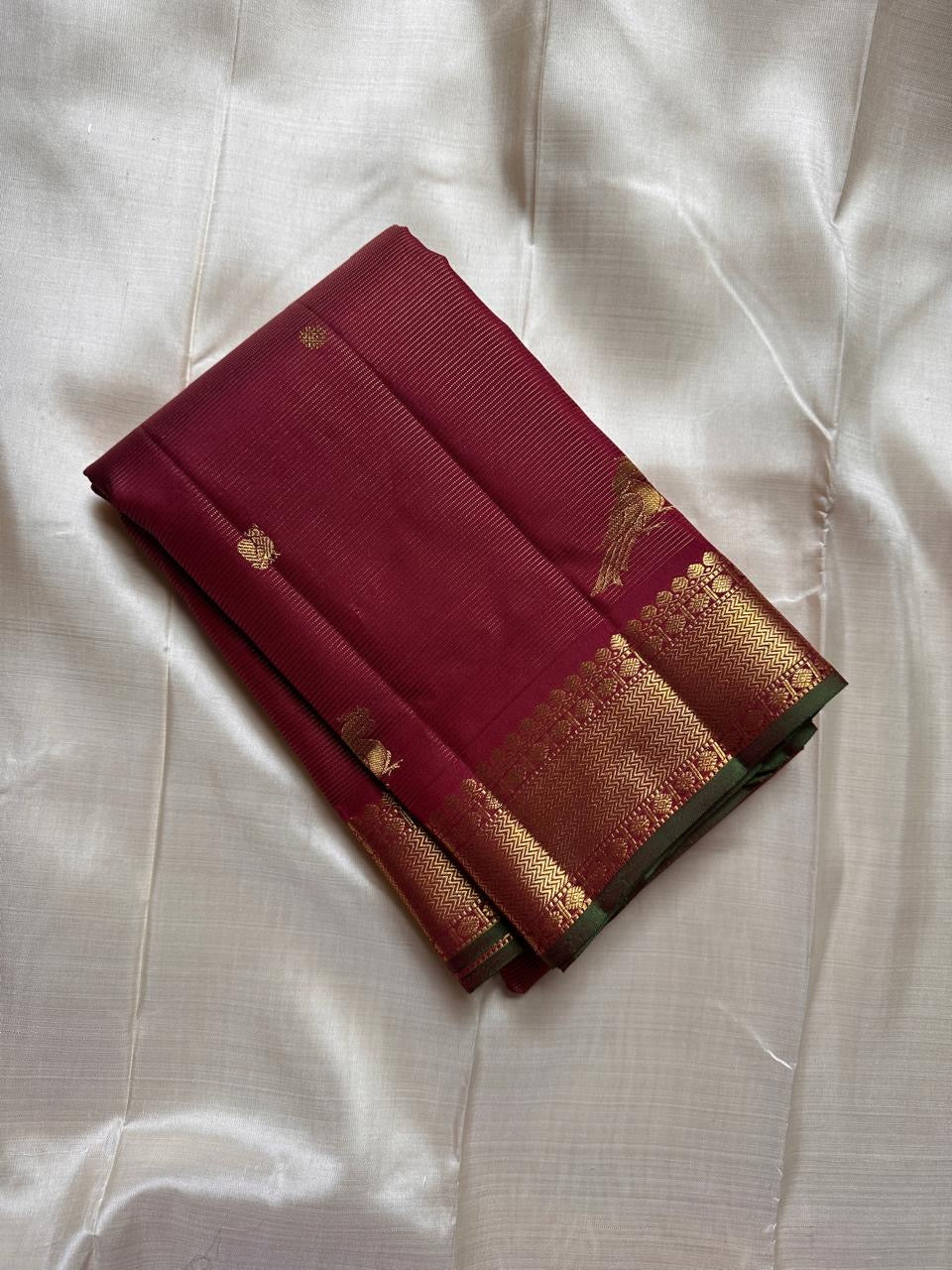 Paaku Vairaoosi Kili — Pure Kanchipuram Silk (Maroon × Gold × Green)
Handwoven maroon silk with zari kili motifs, vairaoosi stripes & antique gold chevron borders.
Silk Mark Certified • Free USA Shipping • Ships in Two Weeks • Blouse Stitching ($30)