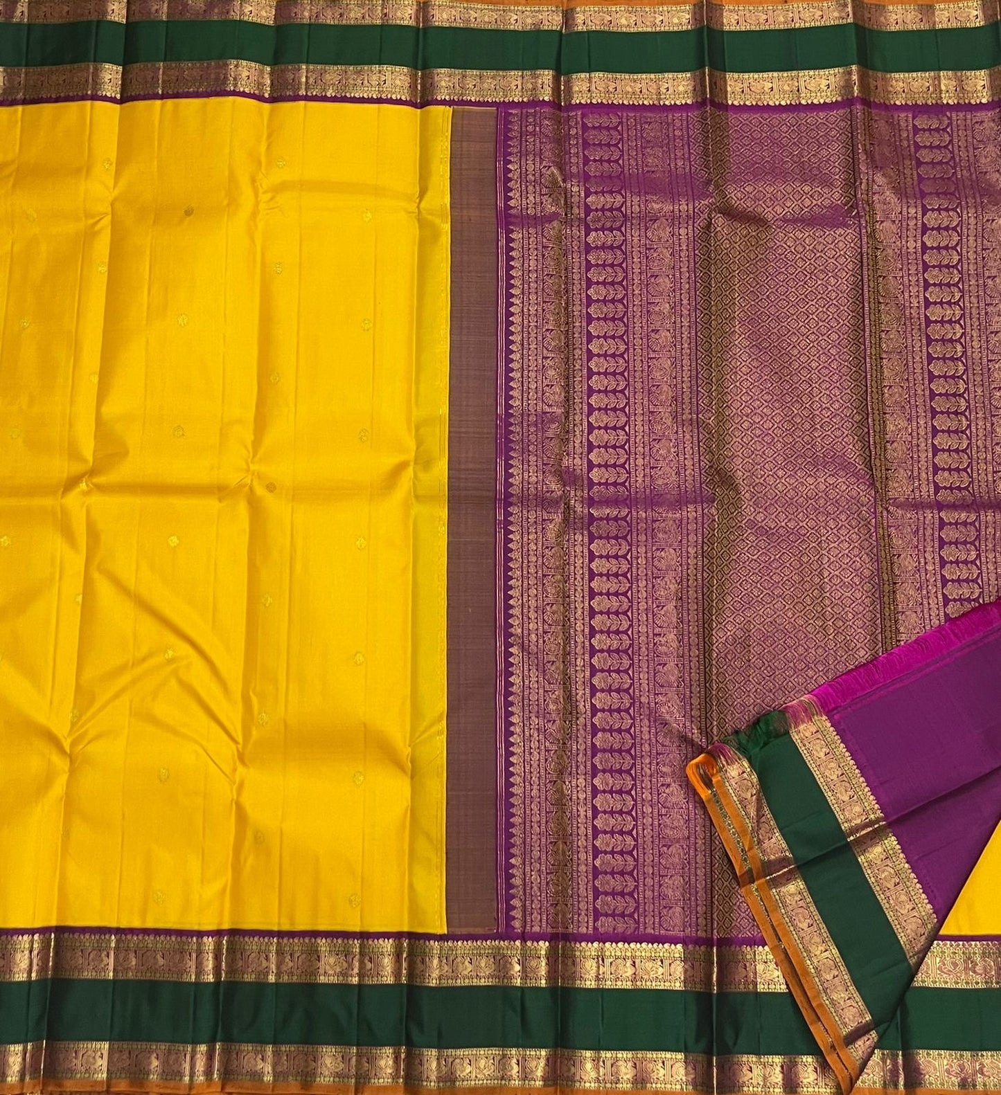 Amrita Pallavi — Kanchipuram Pure Silk

Marigold Yellow Body with Gold Zari Buttas ✨

Deep Bottle-Green Korvai Borders with Paisley Zari & Violet Selvedge

Regal Purple Pallu with Diamond Jaal and Leaf Columns 🌸

Silk Mark Certified | Free USA Shipping |