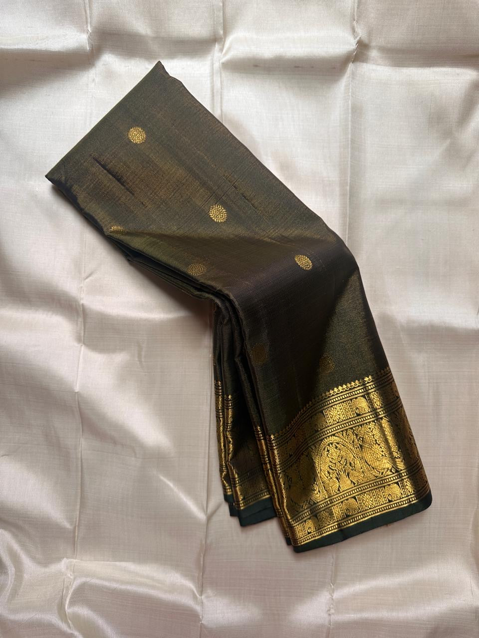 Antique Olive Vairaoosi
Pure Kanchipuram Handloom Silk Saree
Gilded Heritage Weave • Timeless Temple Gold