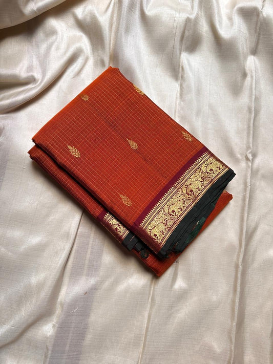 Rust Orange Zari Kattam — Petite Border | Pure Kanchipuram Silk ✨
Rust-orange body with fine zari kattam checks & gold paisley buttas 💫
Silk Mark Certified • Free Shipping within USA • Ships in Two Weeks ✅