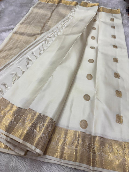 Pearl Radiance ✨ – Pure Kanchipuram Silk Saree
Ivory Body with Gold Zari Buttas & Medallions
Traditional Yali & Peacock Motif Zari Border
Grand Zari Pallu with Paisleys & Floral Vines
Silk Mark Certified | Free USA Shipping