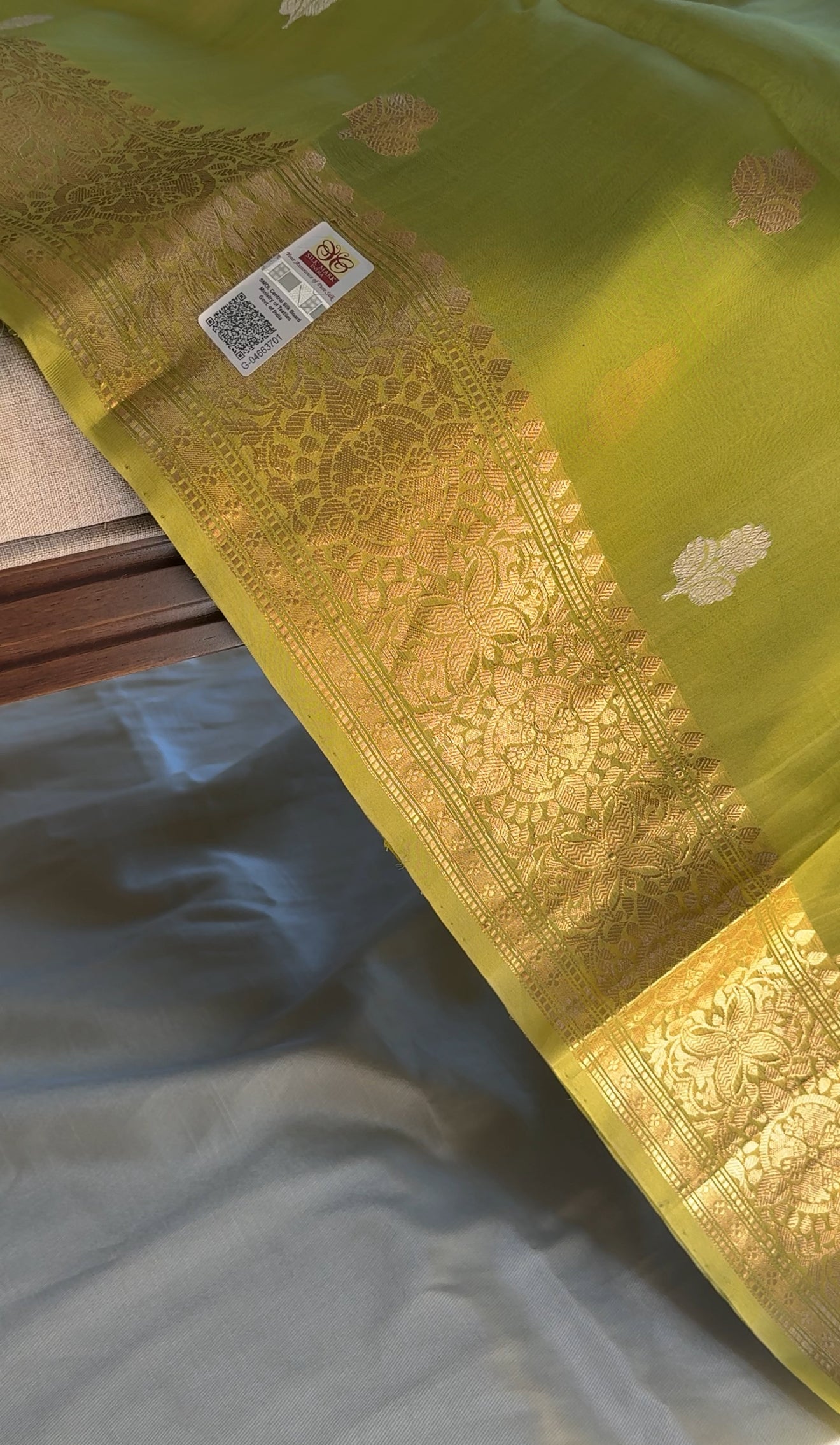 Chartreuse Glow – Pure Ektara Kora Banarasi Saree
Handloom & Handwoven with Authentic Kadhua Sona-Roopa Bootas
Grand Floral Zari Border & Lustrous Pallu
Full Zari Striped Blouse Fabric Attached | Fall & Pico Done ✅
Silk Mark Certified | Ships in Two Weeks