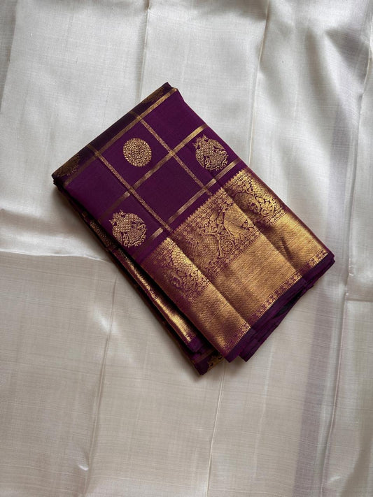 Nayaki ✨ — Deep Jamun (Naaval Pazham) Pure Silk Saree
With Zari Kattam Checks Across the Lustrous Body
Featuring Rare Gandaberunda Motifs in Gold Zari
Broad Elephant-Adorned Border in Heritage Weave
Grand Jamun Pallu with Rich Zari Brocade Artistry