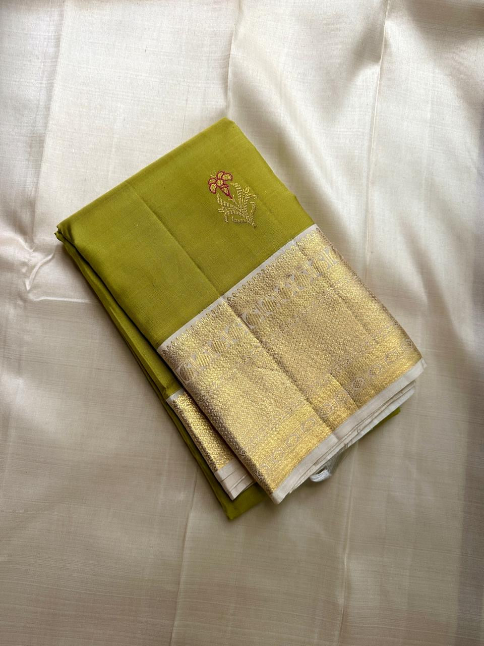 Ivory Olive Green — Pure Handloom Kanchipuram Silk Saree 🌿
Olive Green Body with Floral Zari Buttas & Contrast Ivory Brocade Border ✨
Silk Mark Certified • free shipping within  USA ships in two weeks