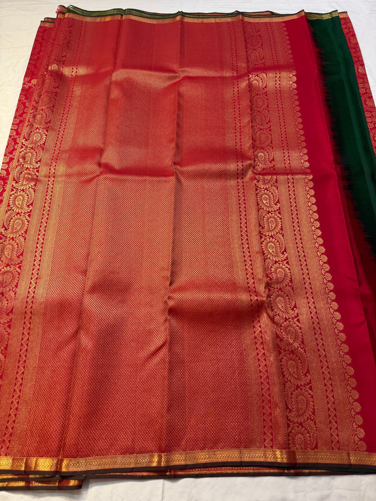 Sindhoor Padma Chakram — Pure Kanchipuram Silk Saree
Sindoor red body with lotus chakram jaal of elephants & paisleys, antique-gold border with green selvedge ✨
Grand brocade pallu & contrast emerald blouse • Silk Mark Certified • Free Shipping within USA