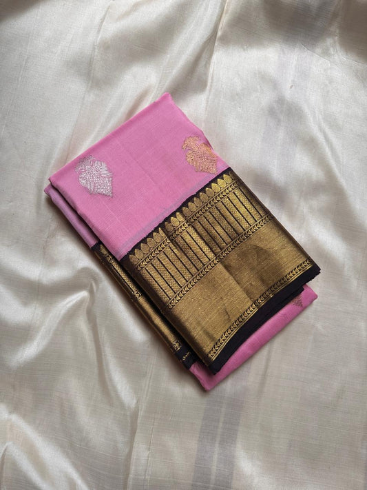 Roja Sonaroopa – Pure Kanchipuram Silk Saree
Blush Pink Body with Gold & Silver Paisley Buttas
Ebony Korvai Border with Temple Pillar Zari Design
Antique Gold Brocade Pallu with Grand Detailing

Silk Mark Certified, delivery in 2 weeks