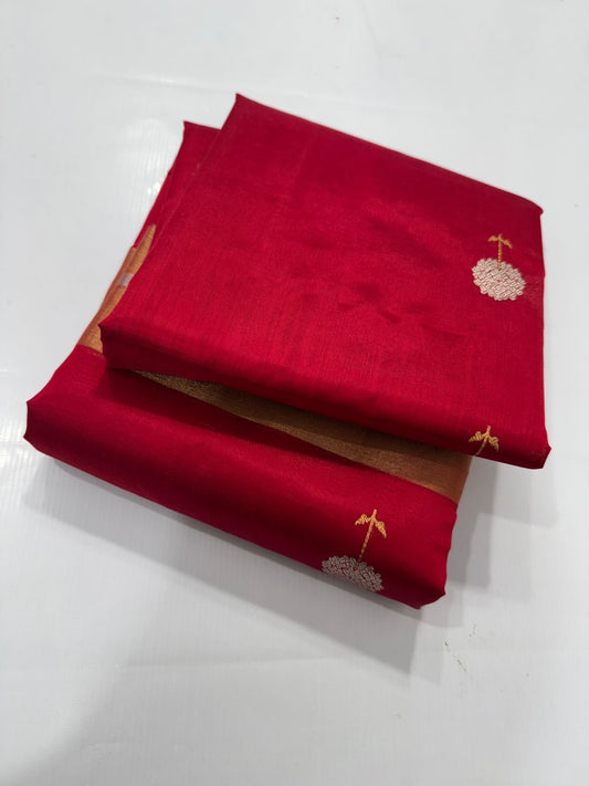 Roja Pushpam — Pure Silk Chanderi (Crimson Blossom)
Crimson red body with silver-ivory floral buttas & gold stems 🌸
Antique copper-gold border • Red-gold tissue pallu • Silk Mark Certified • Free Shipping within USA • Ships in Two Weeks