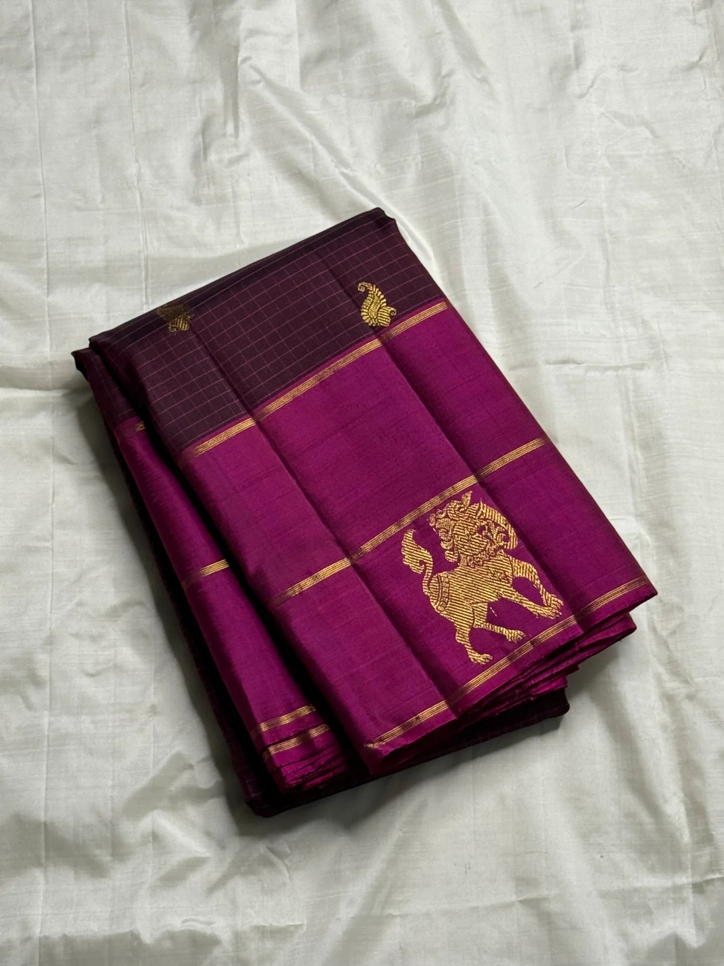 Yazhi Kattam — Pure Kanchipuram Silk Saree
Jamuni plum body with kattam checks & zari ambi buttas
Silk Mark Certified • Free Shipping within USA • Ships in Two Weeks ✅