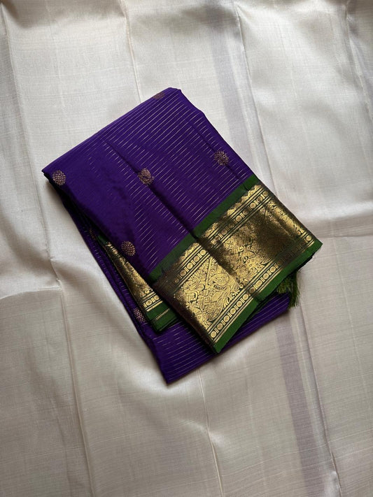 Hari Priya ✨ – Pure Kanchipuram Silk Saree
Royal Purple Body with Delicate Gold Zari stripes 
Emerald Green Korvai Contrast Border with Intricate Zari Weave
Grand Emerald Green Brocade Pallu with Traditional Motifs
Silk Mark Certified | Fall & Pico |