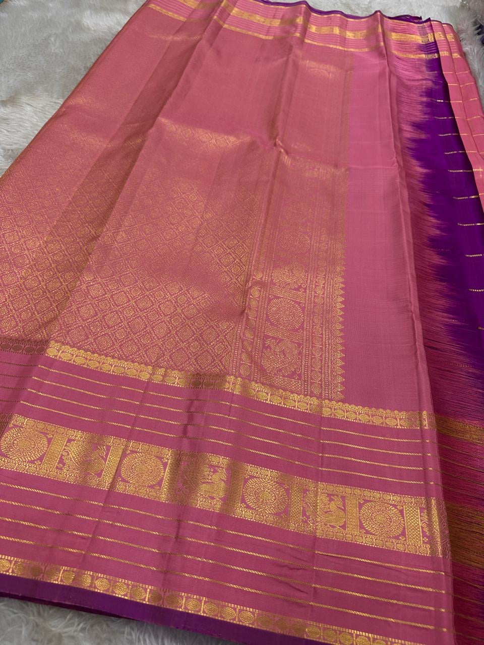 Pankajam 🌸 – Lotus Pink Pure Kanchipuram Silk Saree with Zari Kattam, Dashed Lines, Kolam Motifs, Varisaipet Border with Thandavalam Zari Stripes, Rudrakshpet, Annam & Kamalam Motifs, Deep Magenta-Purple Selvedge & Ornate Pallu