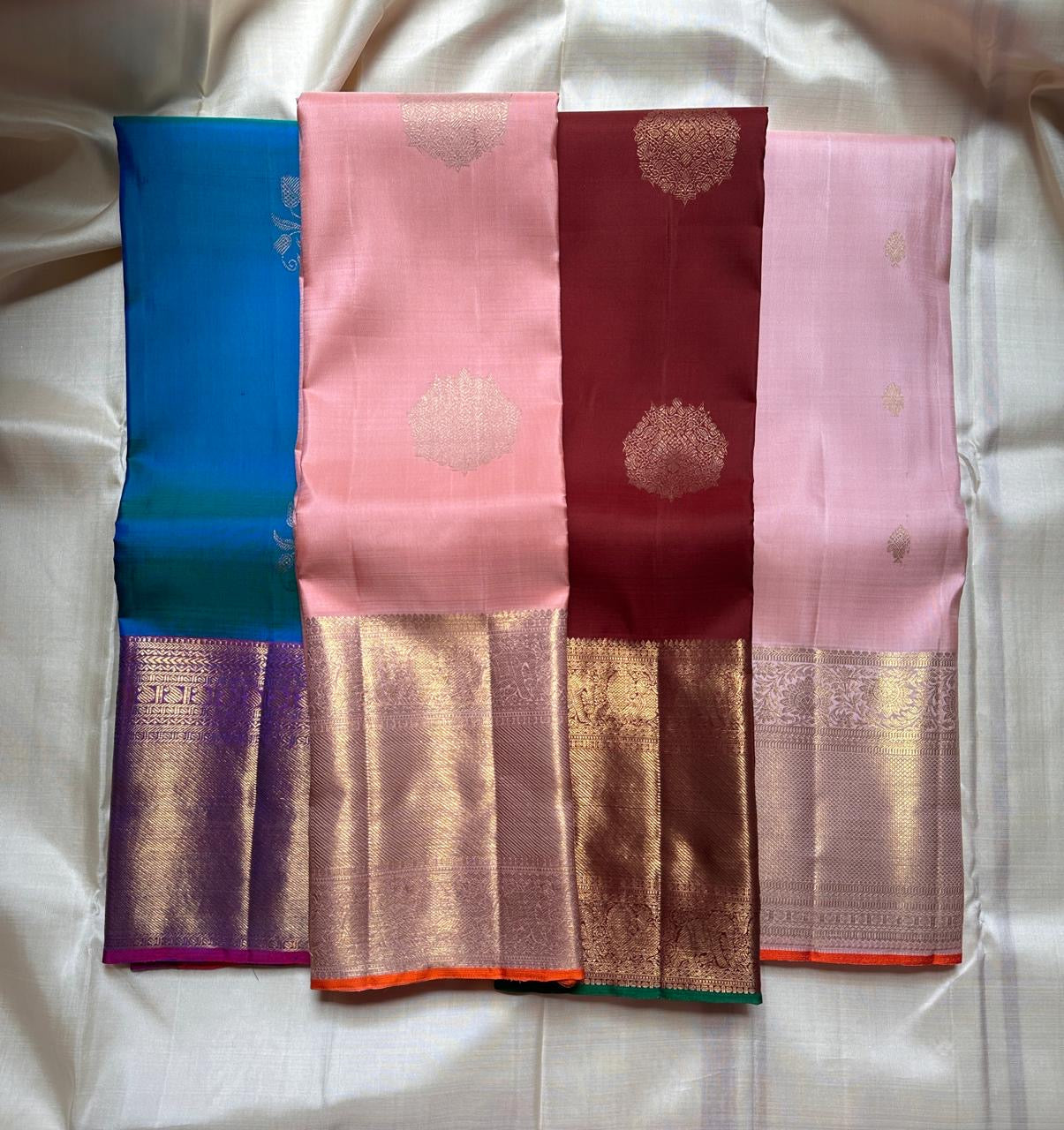 Lalima 🌸 – Bud Pink Pure Silk Saree
Featuring Large Ornate Floral Motifs Woven in 3g Pure Zari ✨
Adai Madam Floral & Vine Borders with Majestic Baavanji & peacock motif Layers 🌿 🦚
Finished with a Crimson-Orange Selvedge for Stunning Contrast 🔥