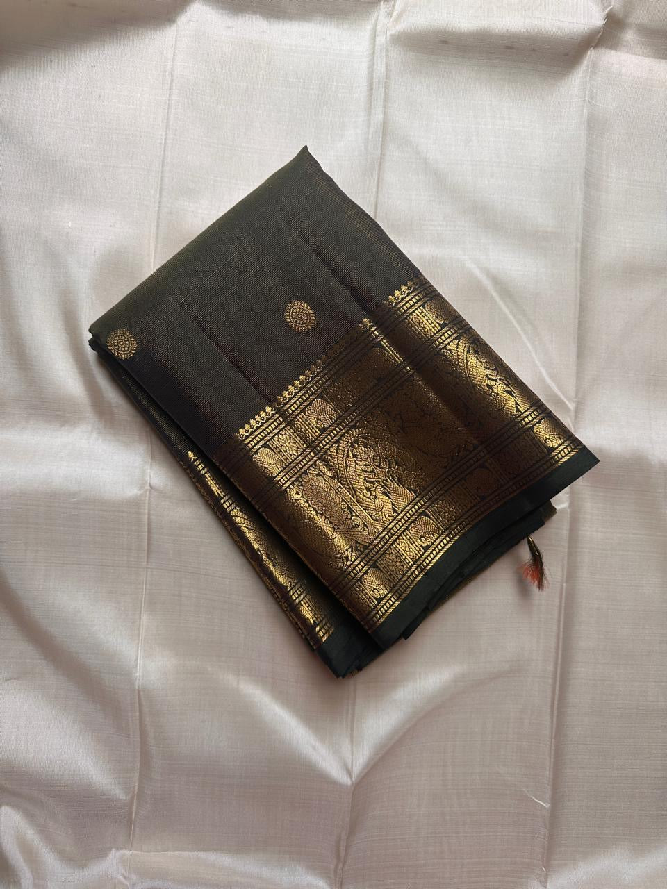 Antique Olive Vairaoosi
Pure Kanchipuram Handloom Silk Saree
Gilded Heritage Weave • Timeless Temple Gold