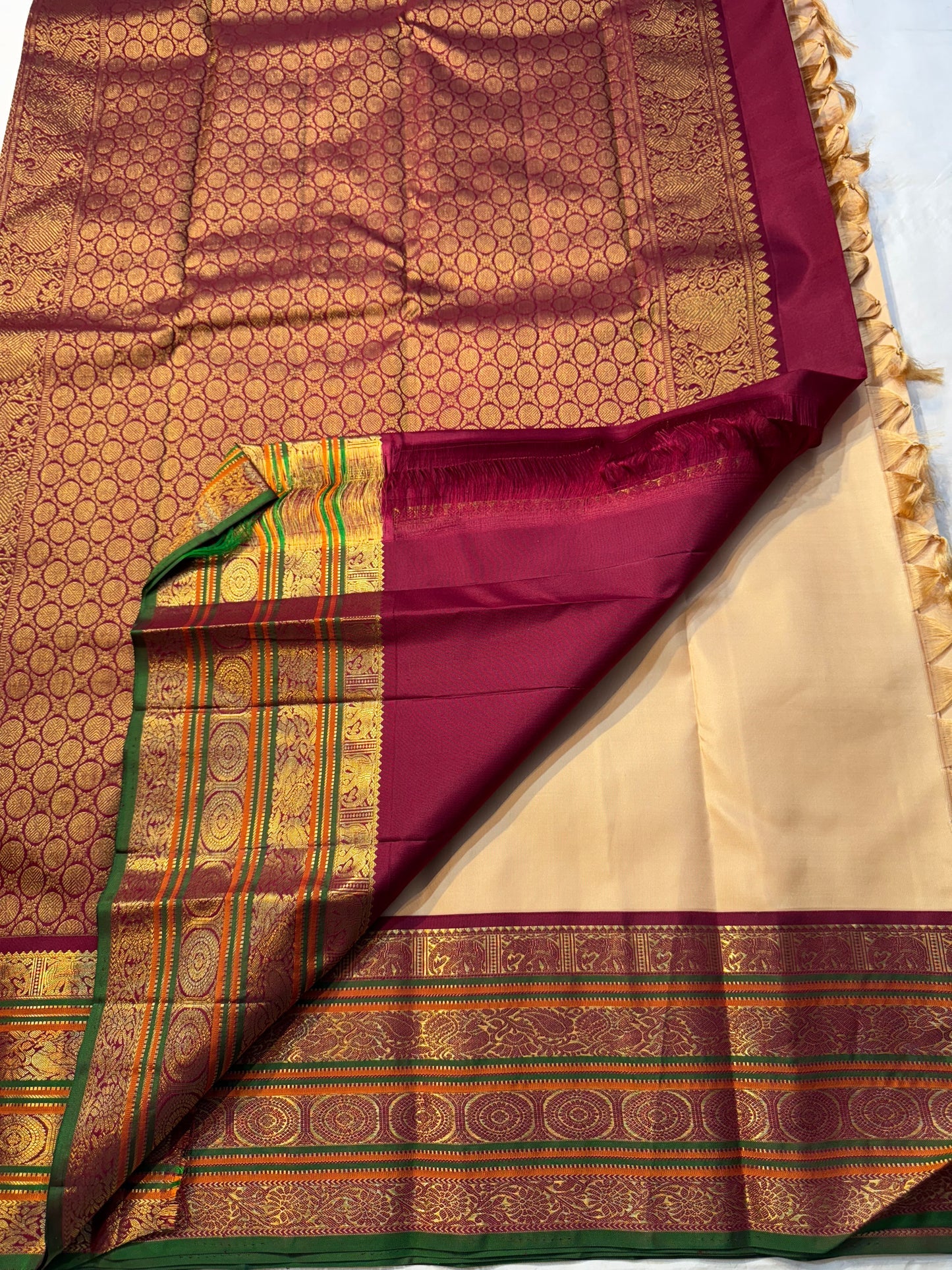 Almond Aura — Korvai Grand Border | Pure Kanchipuram Silk ✨
Almond-beige body with antique-gold chakra border & gold brocade pallu 🌸
Silk Mark Certified • Free Shipping within USA • Ships in Two Weeks ✅